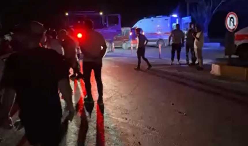 İzmir'de kamyonet ile hafif ticari araç çarpıştı facianın eşiğinden dönüldü