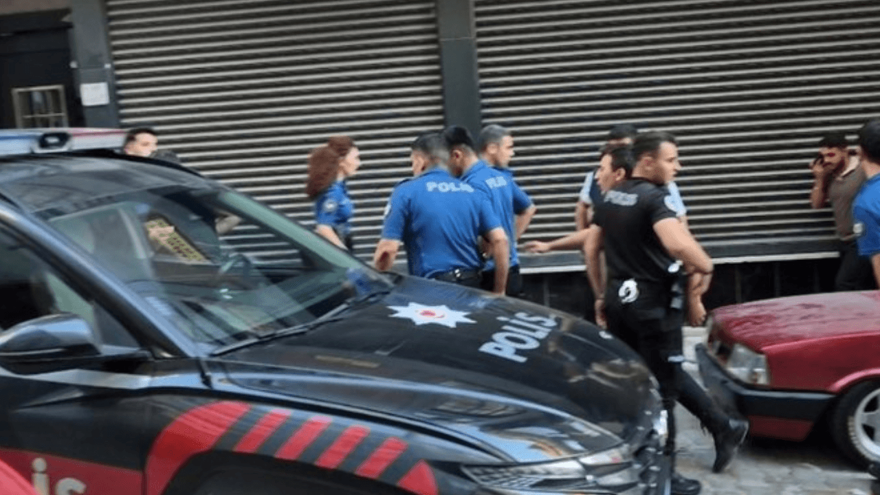 ¡Ataque con cuchillo a agentes de policía que patrullaban en Sultangazi!