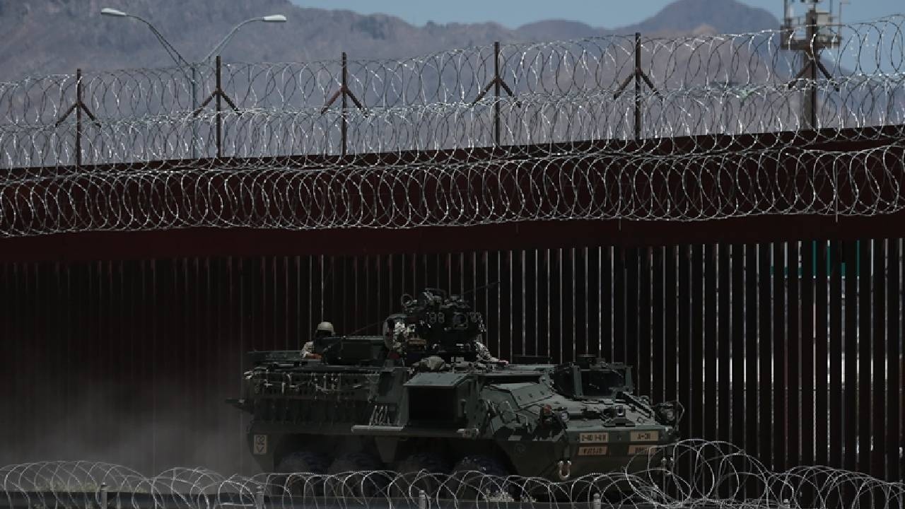 ABD ordusu Meksika sınırına 'girilmez' tabelası astı