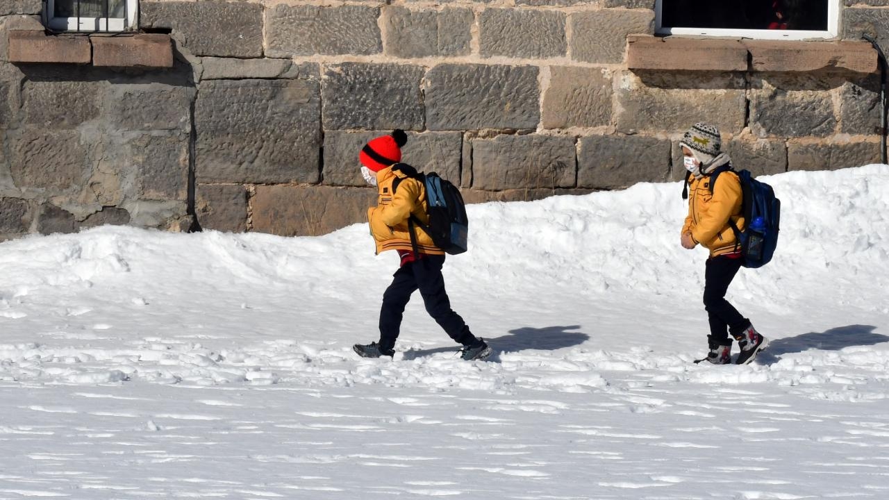 La neige entrave l'éducation à Ardahan