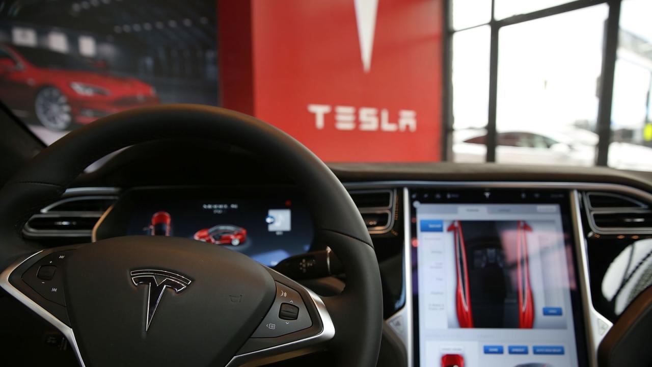 Tesla's market value drops below $1 trillion