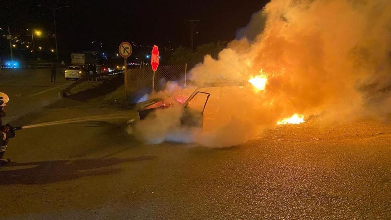 Vehículo se incendió mientras circulaba y quedó reducido a cenizas