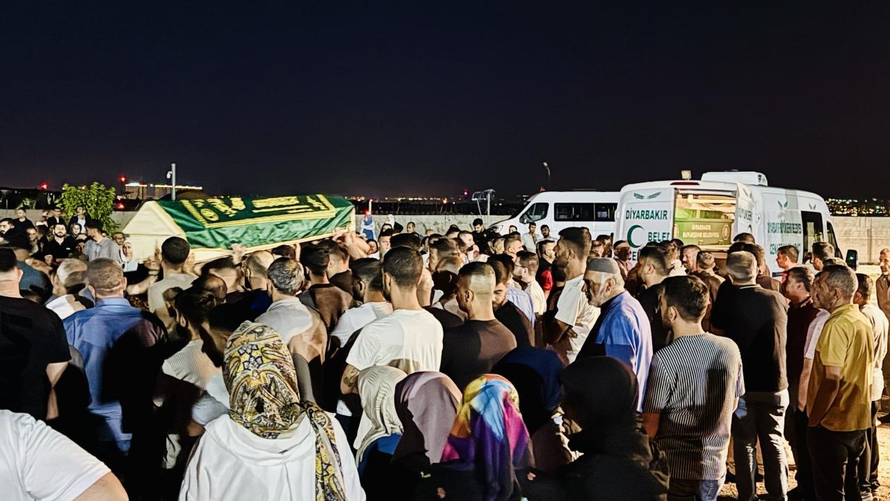 De lichamen van de moeder en haar 3 kinderen die omkwamen bij de brand in het appartement in Diyarbakır werden begraven