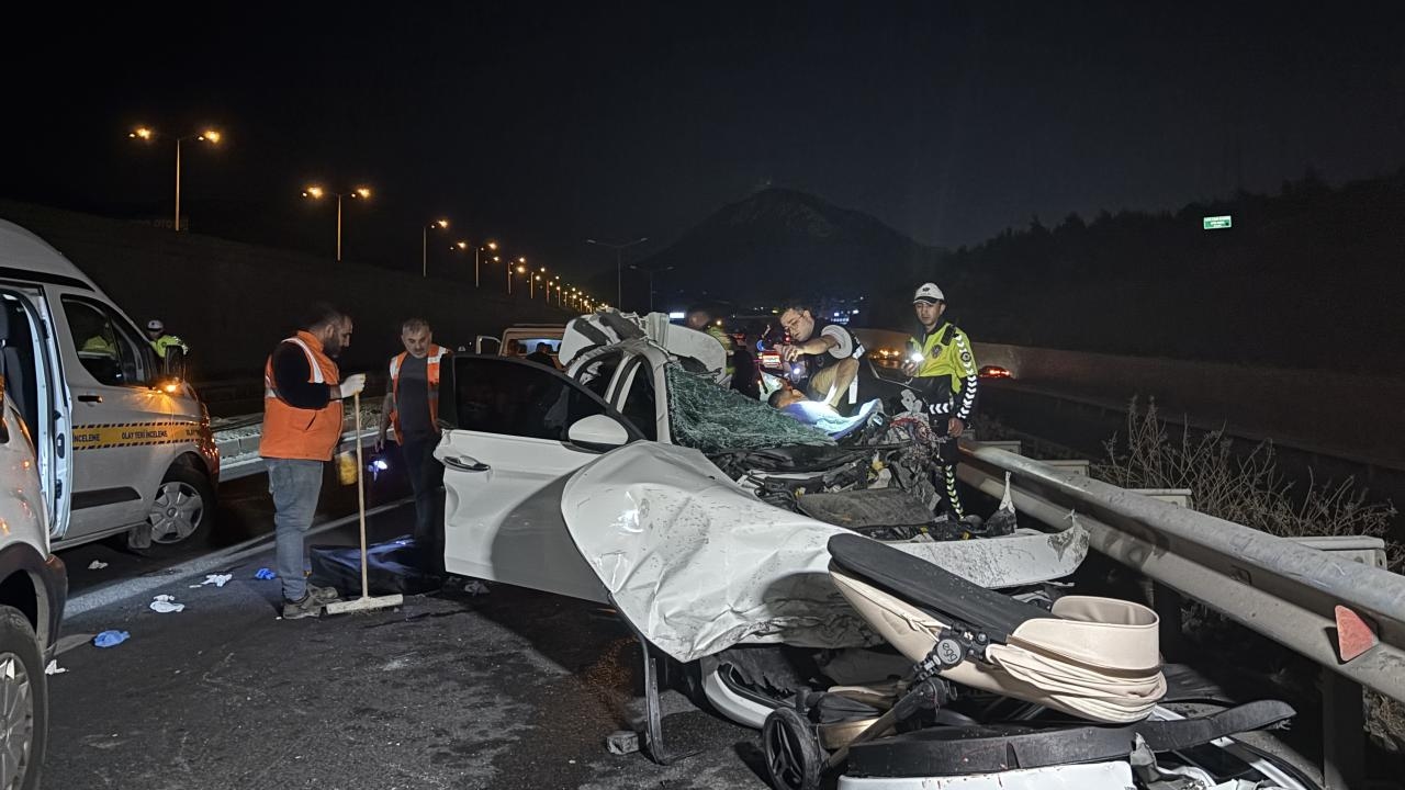 Twee auto's botsen in Izmir: 2 doden, 2 gewonden