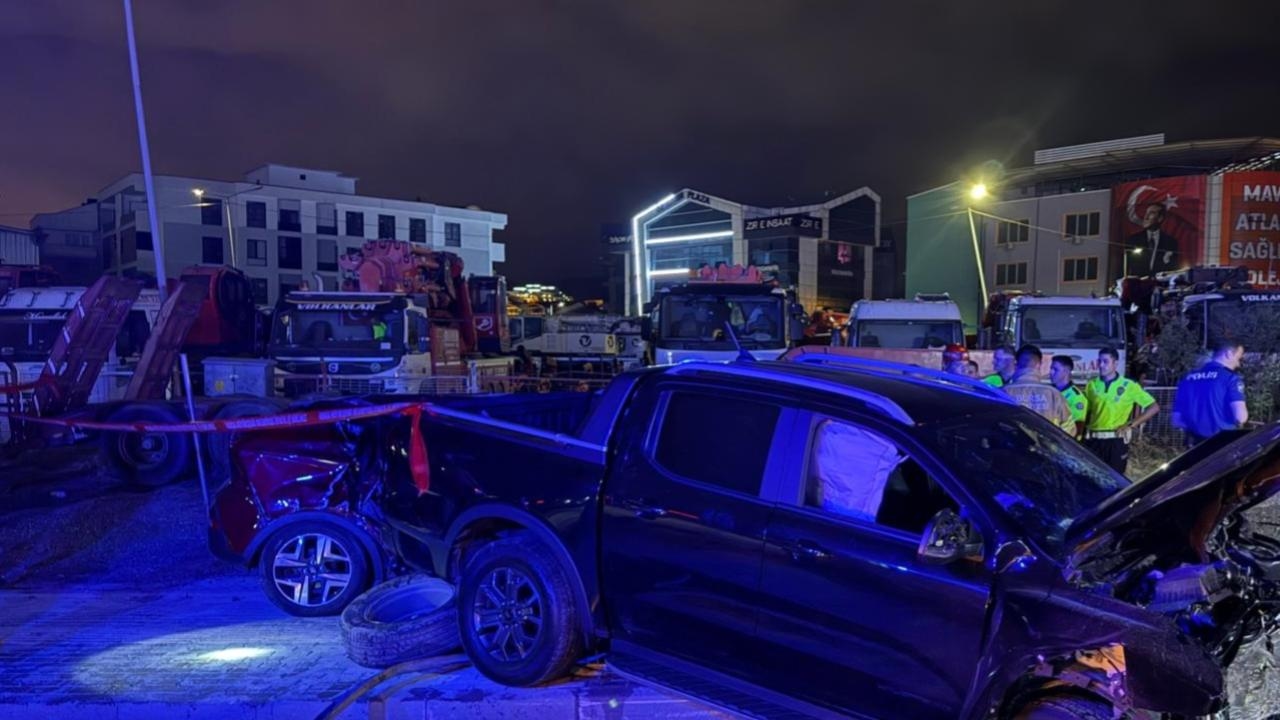 Bursa'da otomobil ile hafif ticari araç çarpıştı: 2 ölü