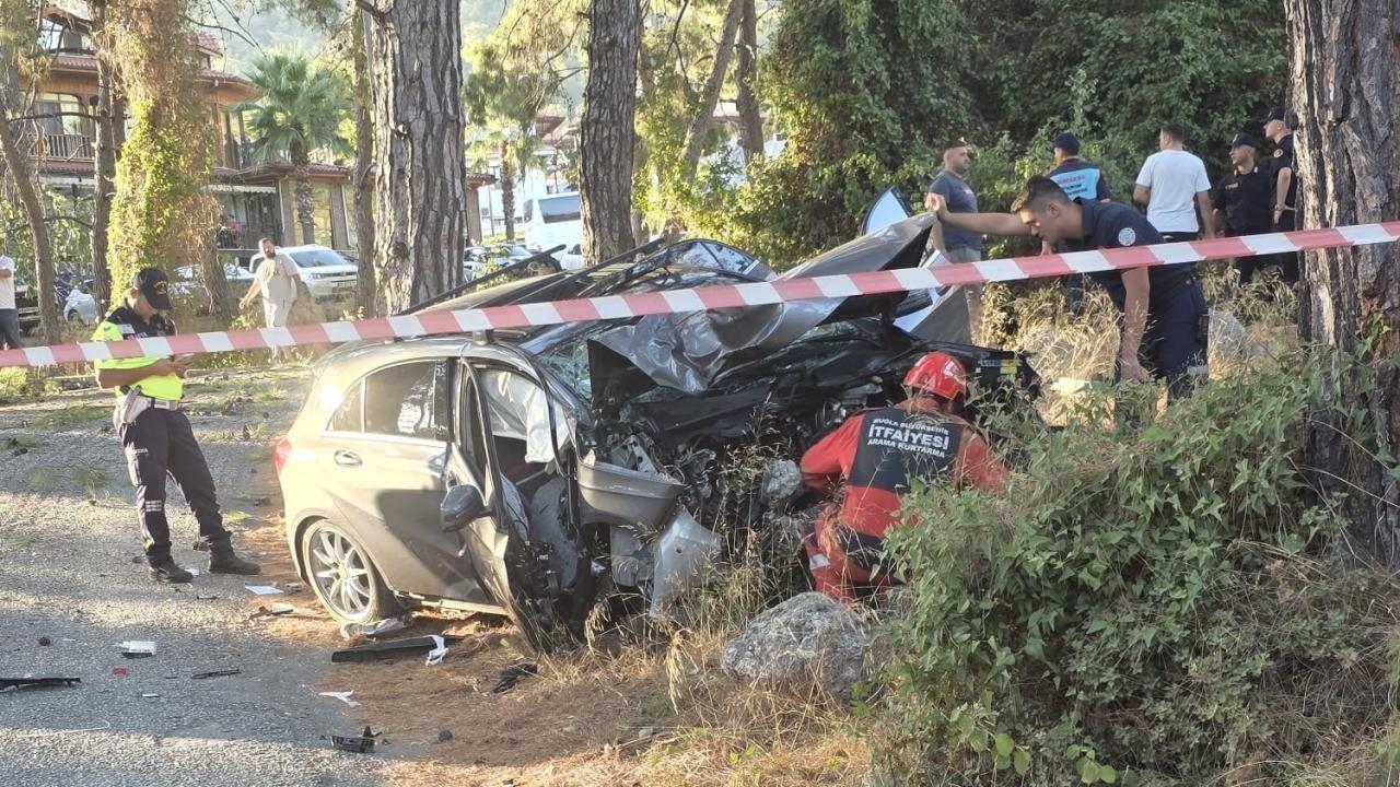 Car crashes into tree in Muğla: 1 dead