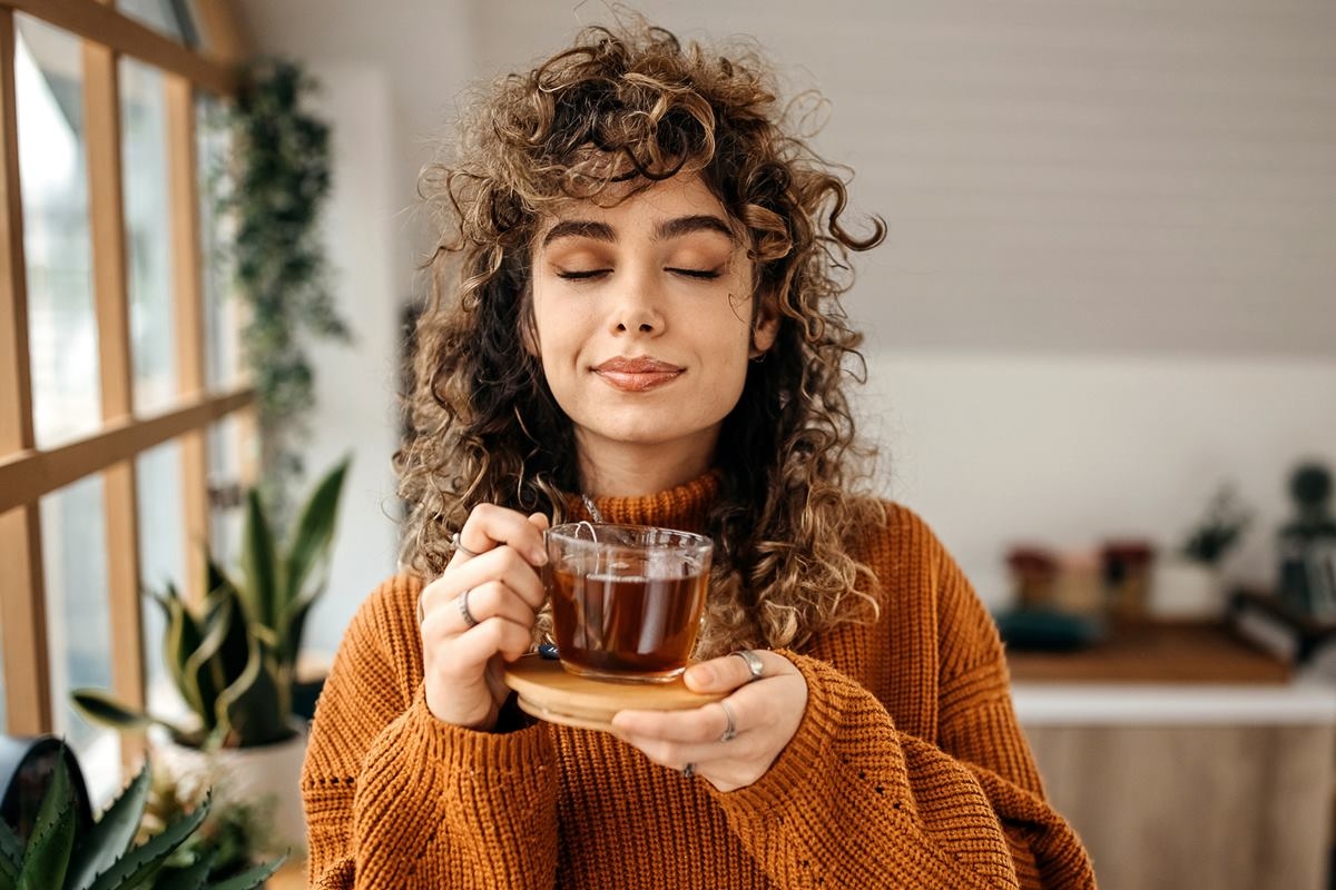 Descubre qué té ayuda a regular el sueño y favorece la digestión.