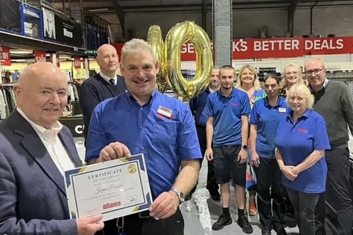 Un dipendente festeggia 40 anni in azienda e vince 40 panini alla salsiccia