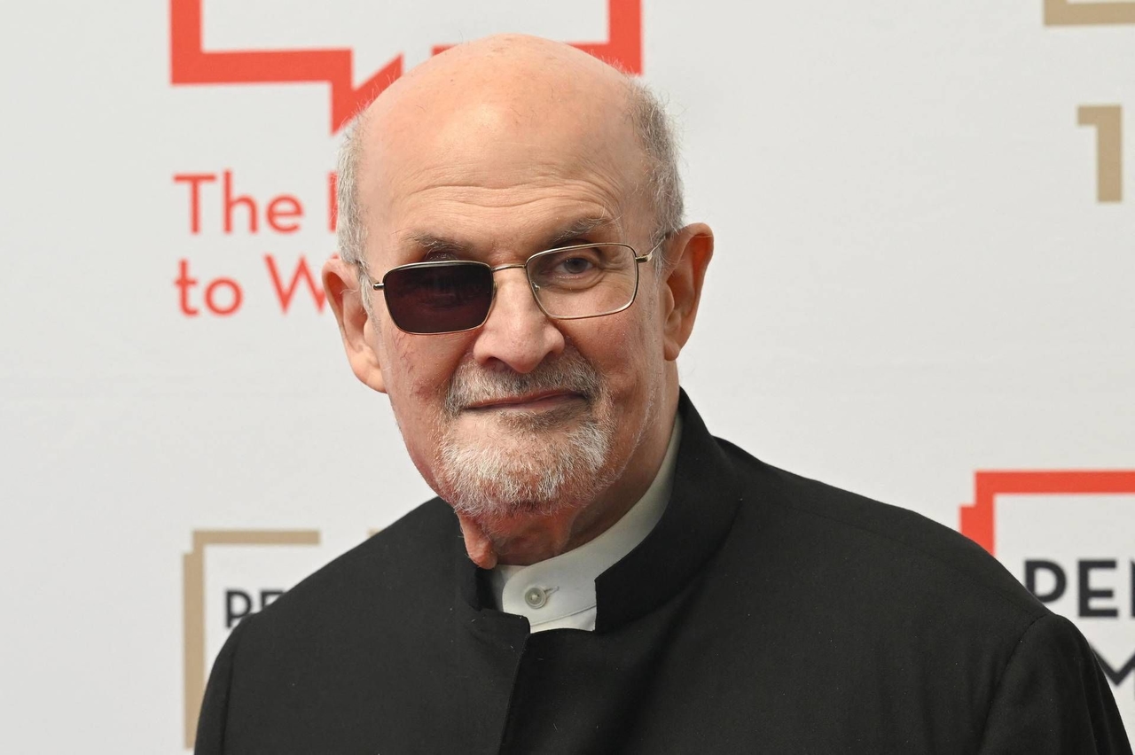 Salman Rushdie esfaqueado e condenado a 25 anos de prisão