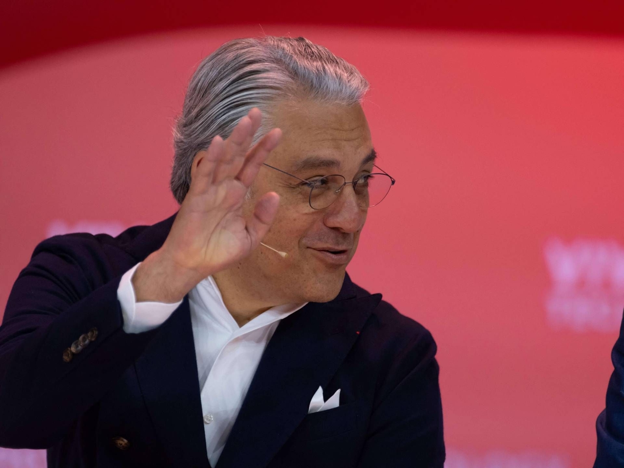 Renault CEO'su Luca de Meo "arabanın dışındaki yeni zorluklar" için istifa etti