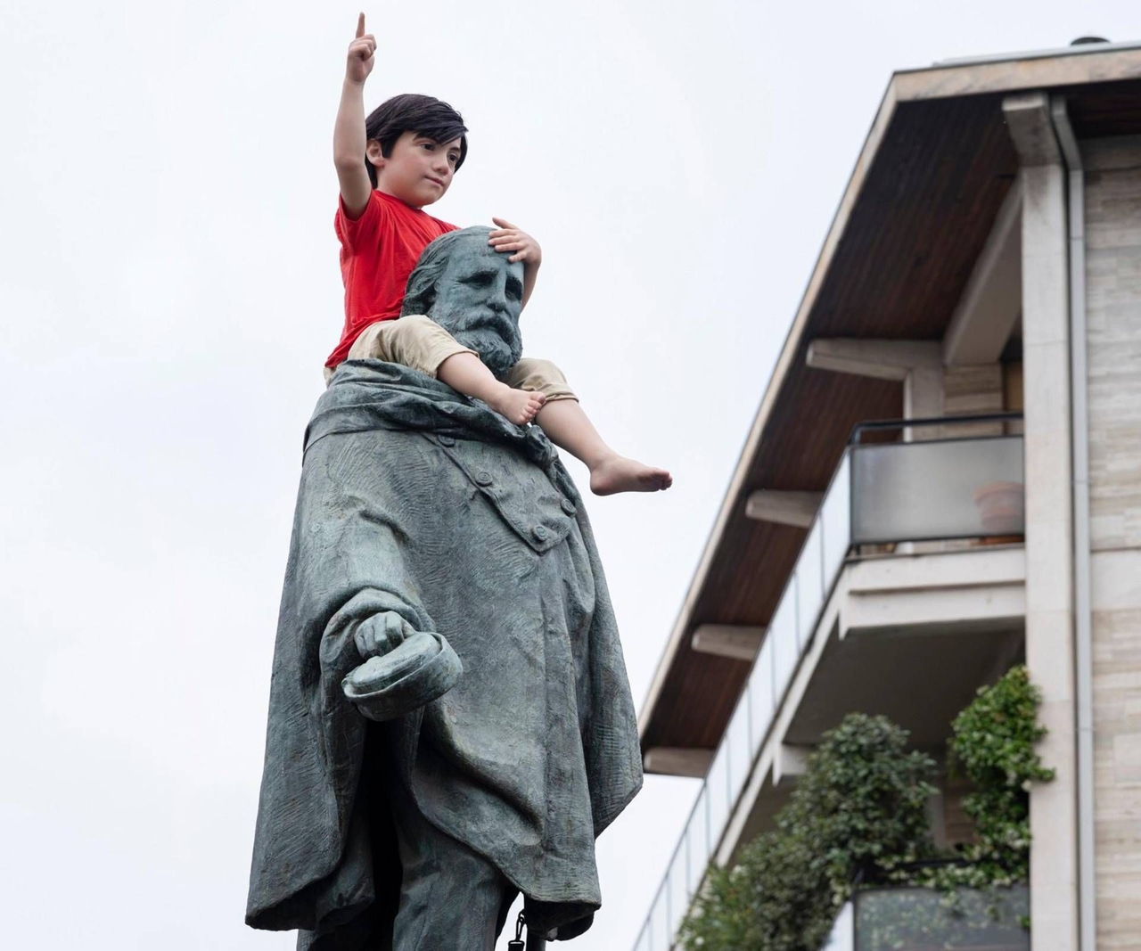 Entdecken Sie die Stadt Bergamo durch die Kunst von Cattelan