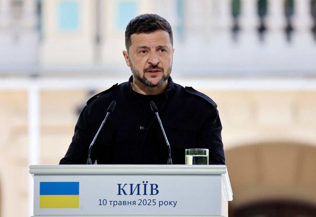 Zelensky van Oekraïne: "Langeafstandsraket gereed, kan 3.000 kilometer ver raken."