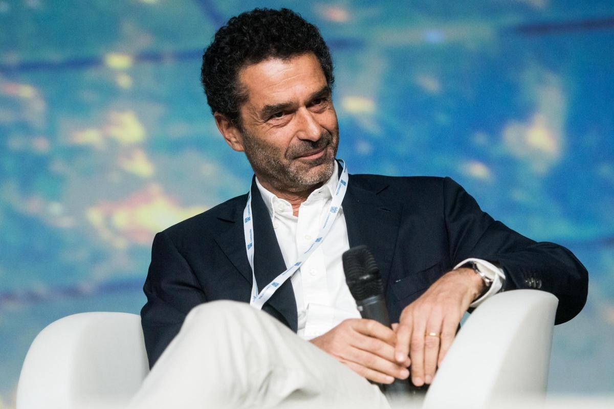 De Benedetti, il figlio Rodolfo incassa quasi 2 milioni di euro dalla holding di famiglia. Insorgono gli azionisti