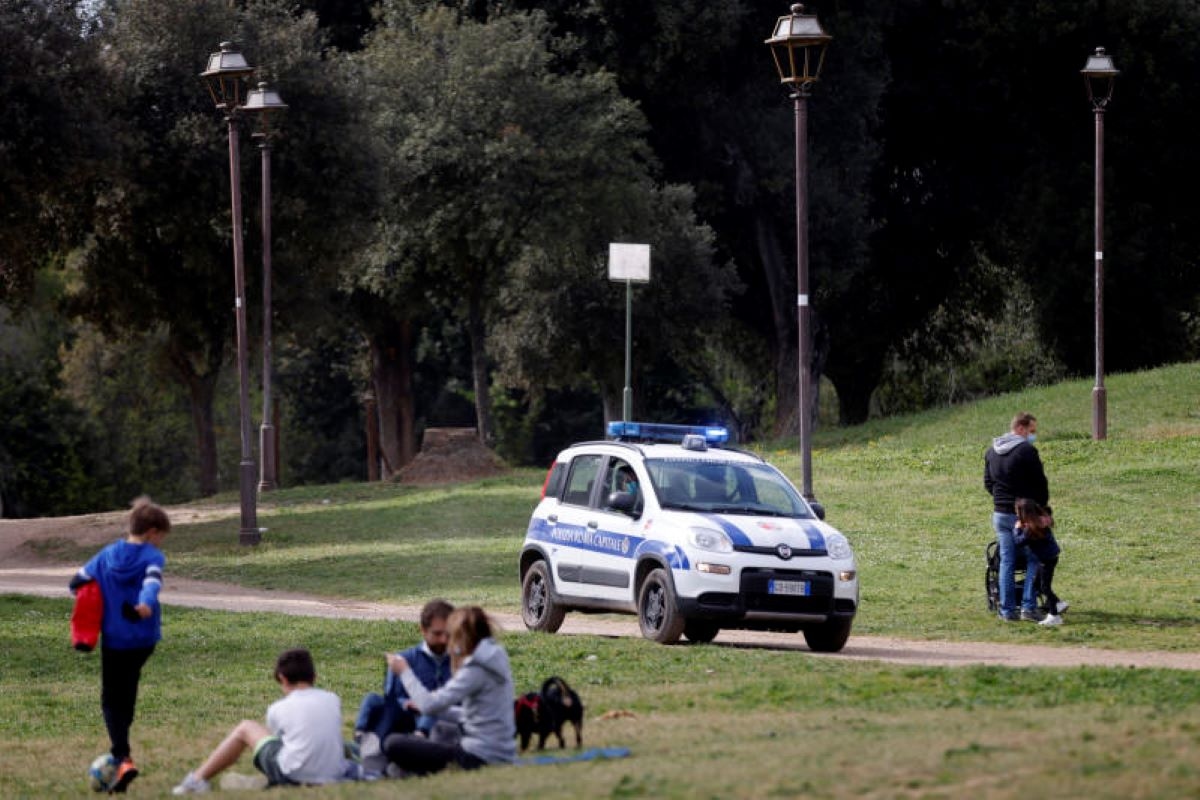 Mãe e filha mortas na Villa Pamphili, em Roma, testemunhas: "Um homem estava cambaleando, tinha um pequeno embrulho na mão"
