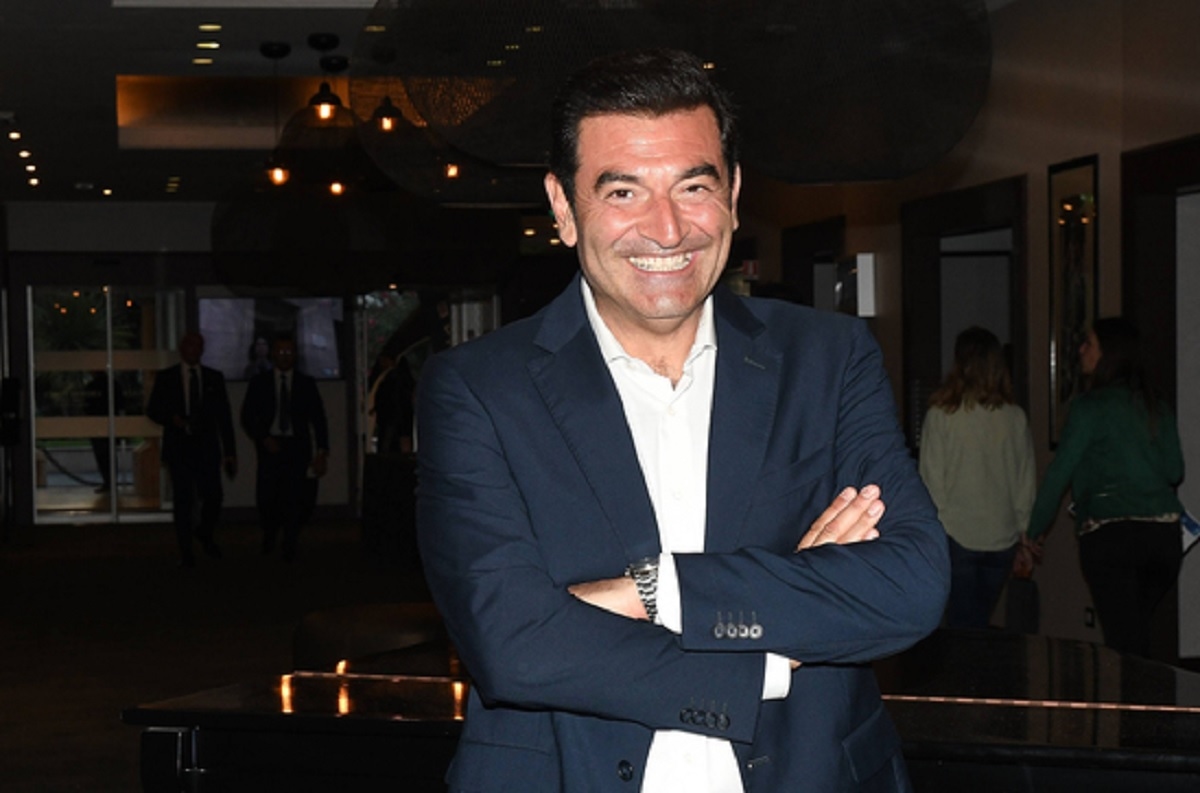 Max Giusti, de incógnito, se marcha a Mediaset: ¿quién ocupará su puesto? Llega una estrella del pop italiano. Avance.