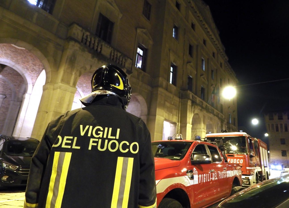 Incendio en apartamento: Mujer muere al saltar del quinto piso. Milán, en shock.