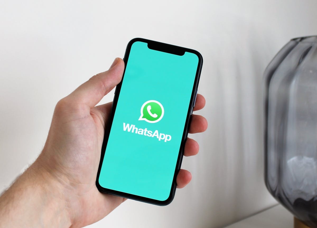 O WhatsApp está introduzindo uma ferramenta que identifica notícias falsas em chats em tempo real.