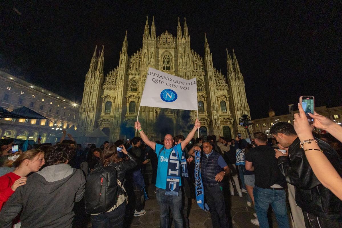 Napoli campeão da Itália, Inter derrotado e torcida conquistada Milan: comemoração do scudetto na Piazza del Duomo - As fotos