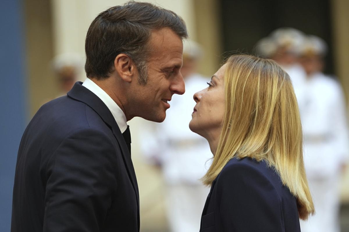 Meloni houdt de EU en de VS bijeen in Oekraïne (vrede is nog ver weg). Macron bemoeit zich ermee, maar Trump staat achter Giorgia.