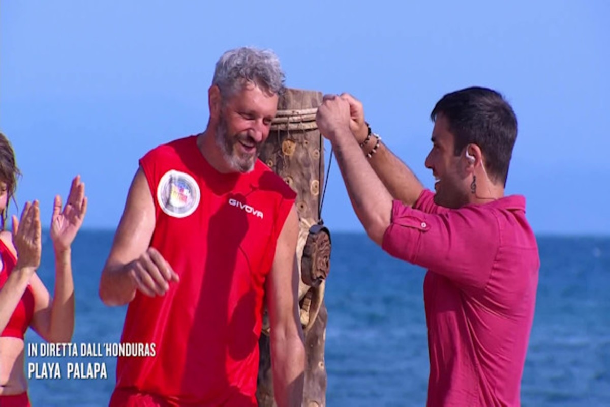 Die Insel der Berühmten, Omar Fantini (Anti-Salvini-Komiker) auf dem Weg zum Triumph. Aber wird er zu Discoradio zurückkehren? Geheimnis