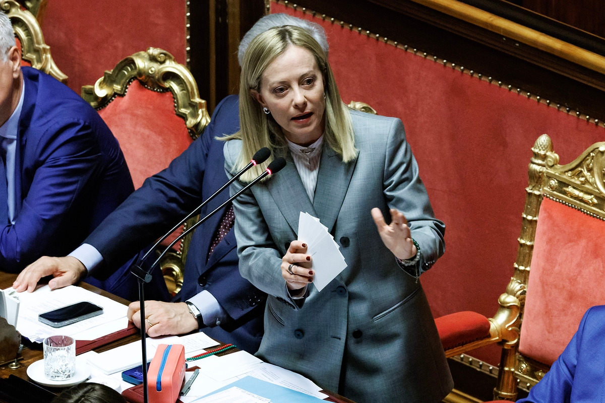 Meloni im Senat: „Krieg im Iran? Komplizierte Situation. Keine Italiener beteiligt.“ Dann der Witz über Conte