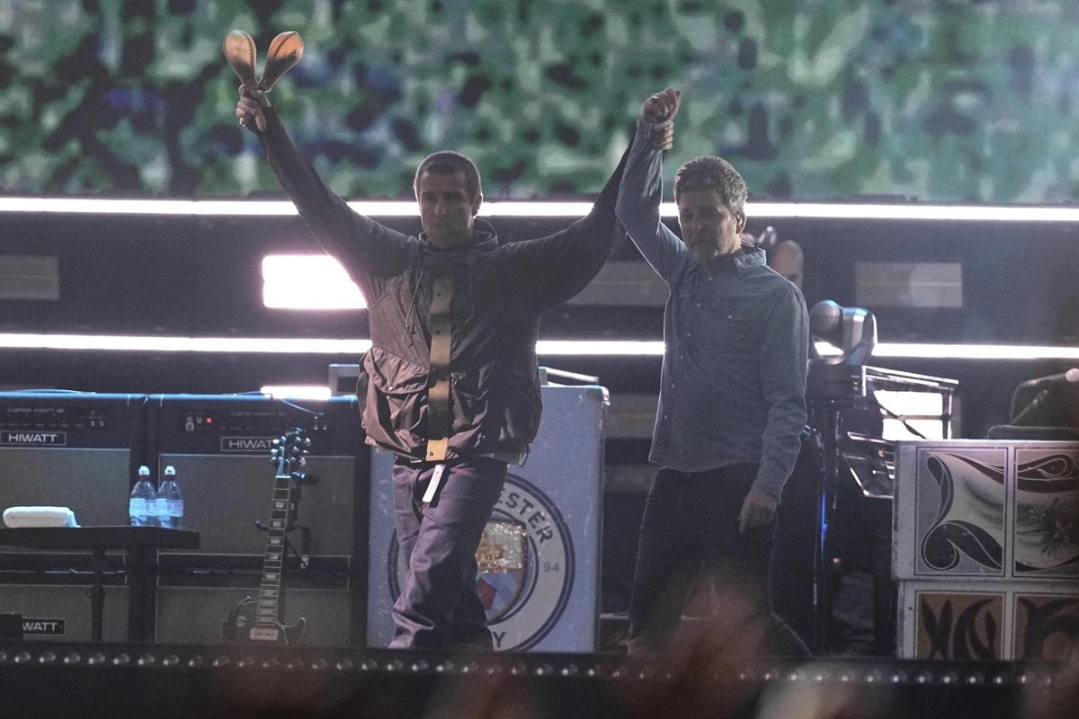 Oasis, 'geri dönmek güzel', Liam ve Noel Gallagher'ın tarihi buluşması için Cardiff'te 70.000'den fazla hayran - Diogo Jota'ya dokunaklı saygı duruşu