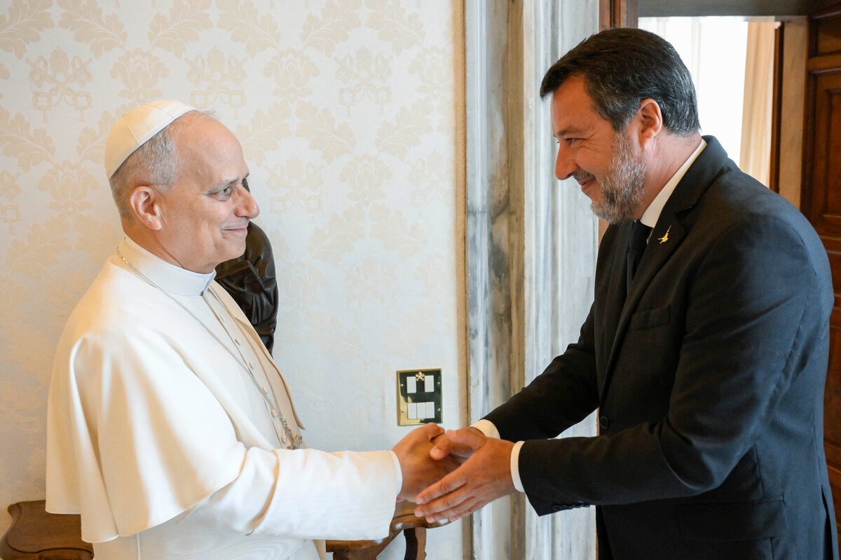 Papież Leon XIV przyjmuje Matteo Salviniego w Watykanie: wicepremierowi towarzyszy jego córka Mirta | ZDJĘCIE