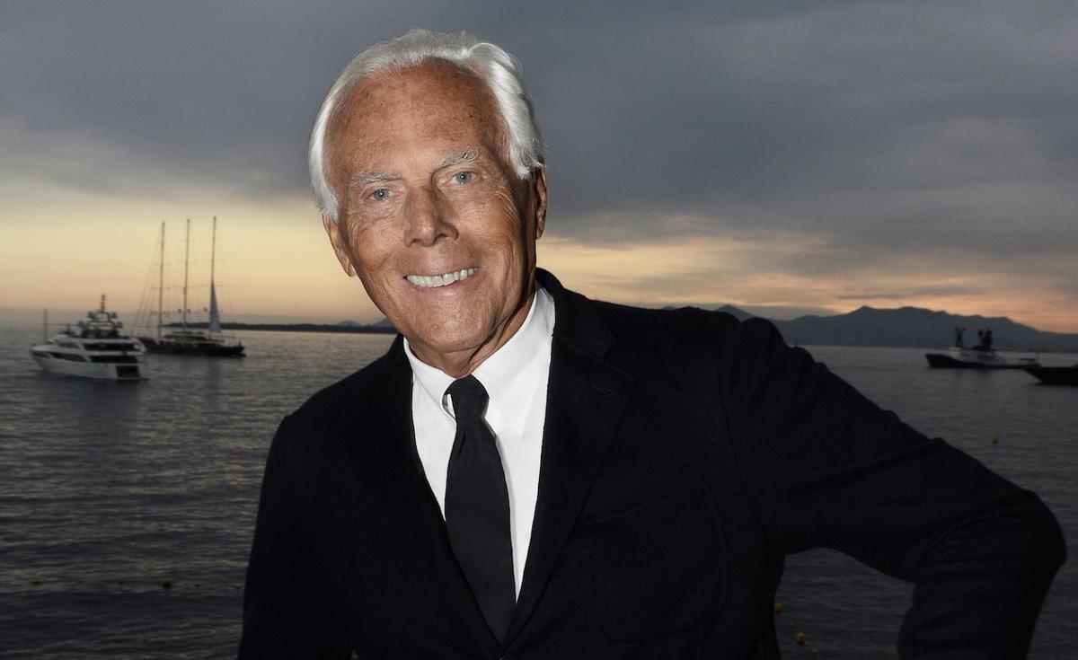 Giorgio Armani se despede com majestade: mais de 16.000 pessoas comparecem à capela funerária. Até Pippo Baudo foi superado.