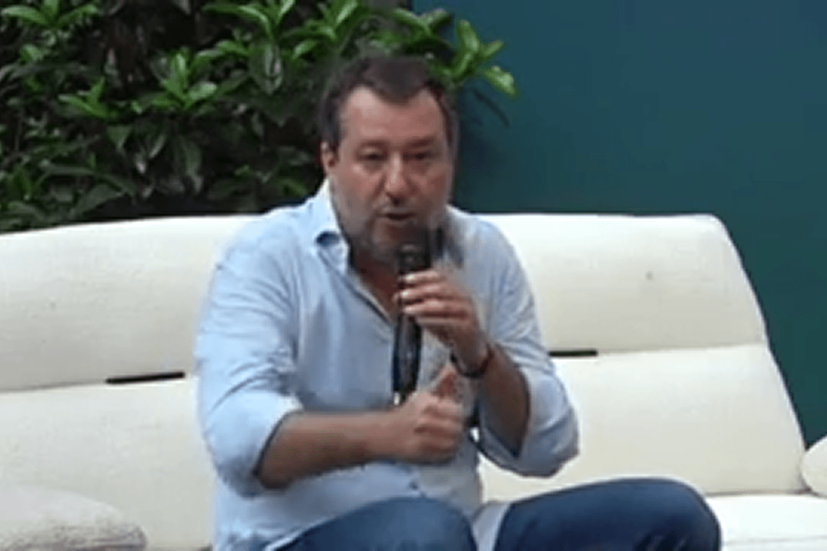 Salvini in Versiliana: "Von der Leyen op de top met Trump en Poetin? Ze mag alleen drankjes meenemen."