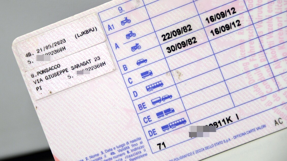 A esame guida con auricolari per i suggerimenti, denunciati in 6