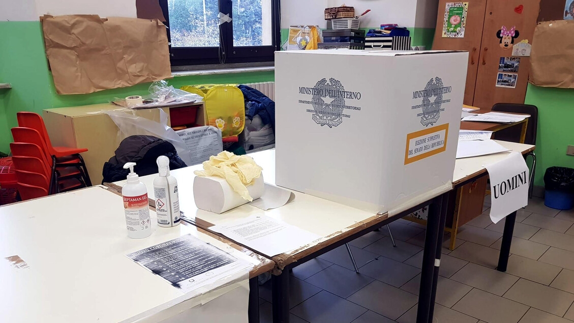 In den Wahllokalen, Unisex-Warteschlangen, Nachname des Ehemanns entfernt