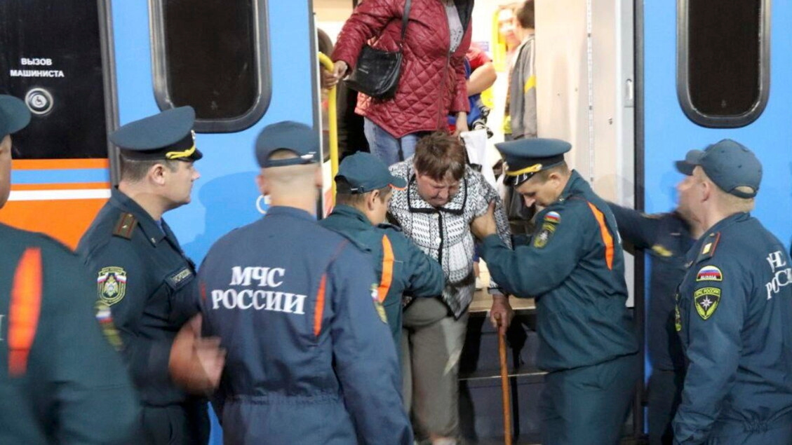 Crolla un ponte e deraglia un treno in Russia, sette morti