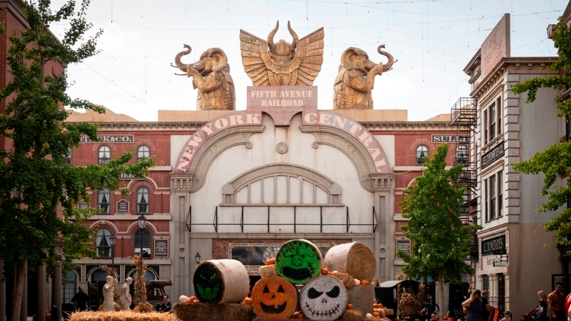 Halloween em parques temáticos, com desfiles e espetáculos emocionantes.
