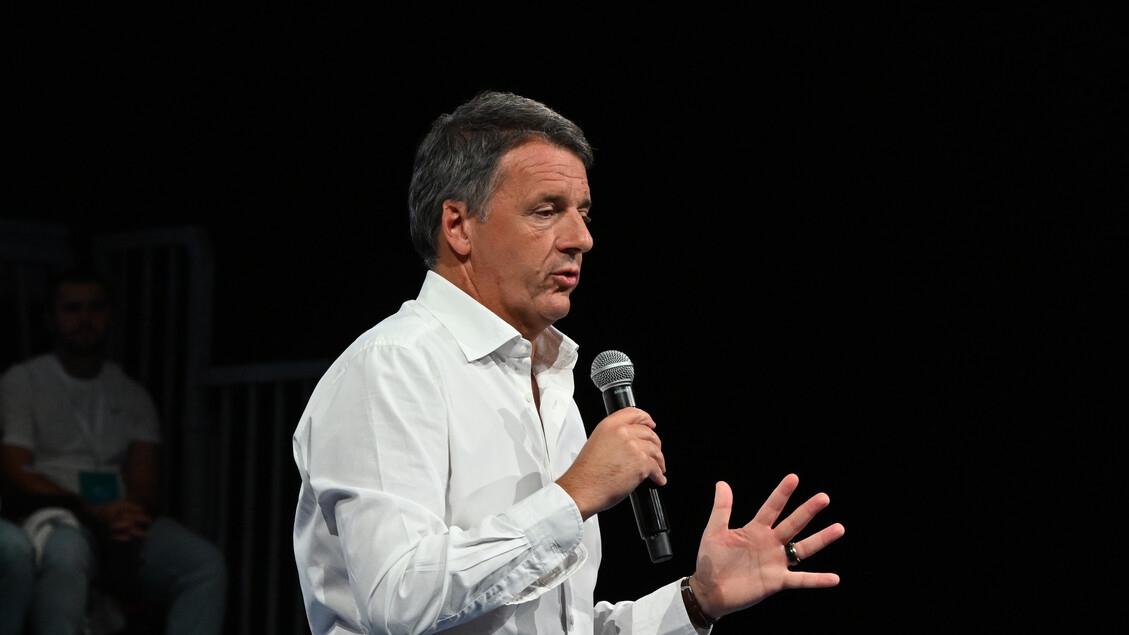 Renzi, önergede IV. yasada, hakimlerin siyasetçi olmadığını söylüyor.