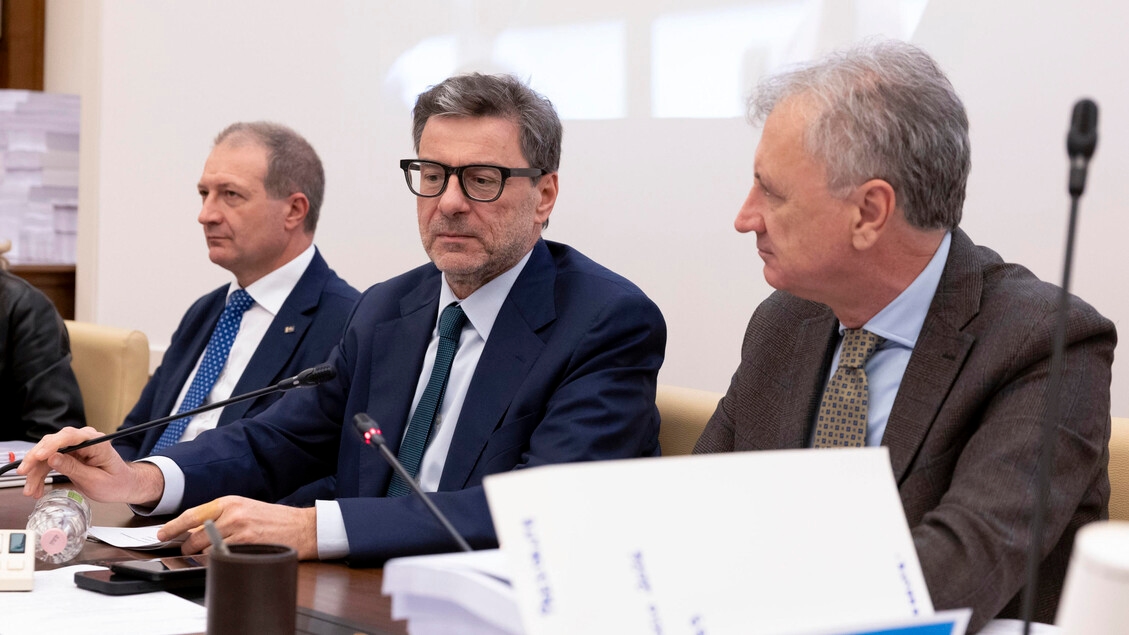 Rilievi sula Manovra: 'L'Irpef premia i ricchi'. Giorgetti: 'Tuteliamo i redditi medi'