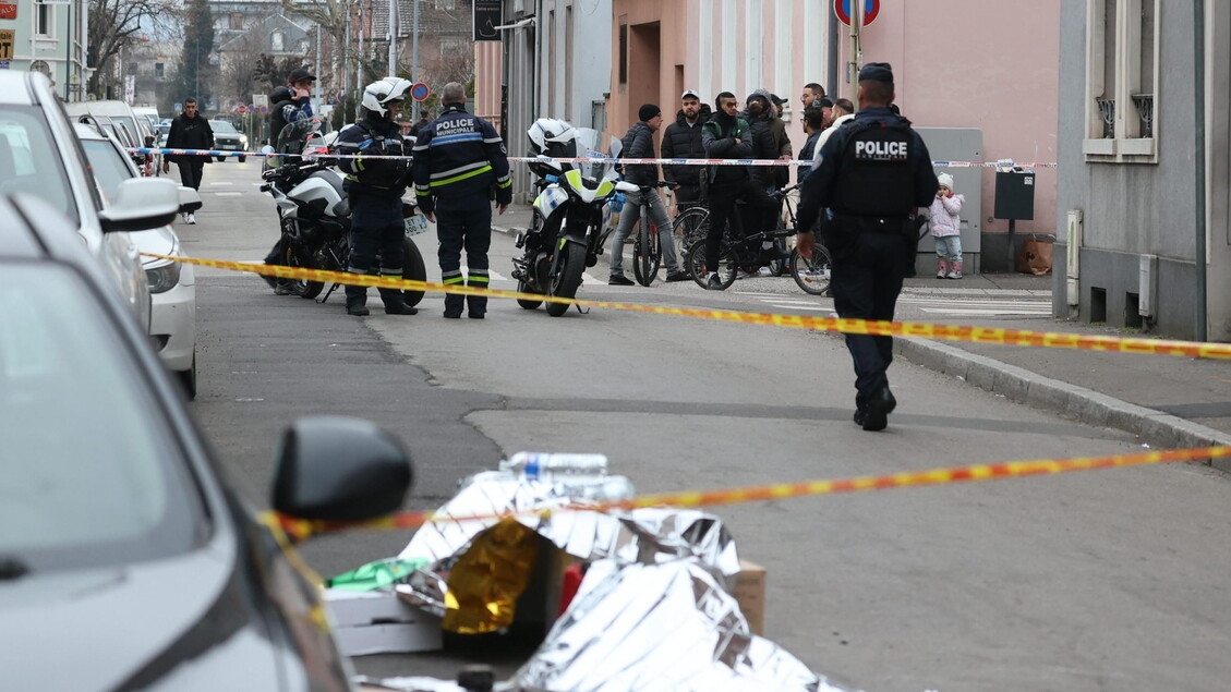 Un hombre lanza cuchillos a la policía en París y muere