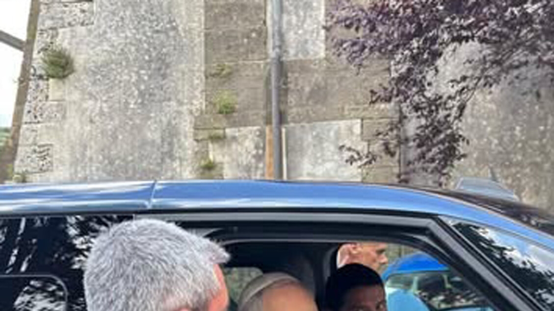 Papst Leo XIV. begrüßt einen Fan in Genazzano: „Forza Roma“