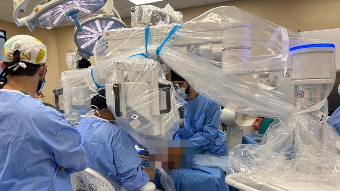 Der für die Mikrochirurgie vorgesehene Roboter feiert in San Camillo Premiere