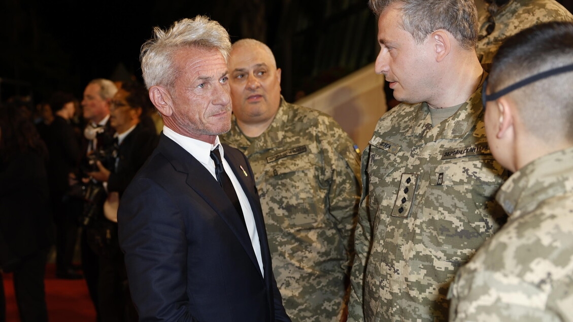 Sean Penn und ukrainische Soldaten auf dem Roten Teppich in Cannes