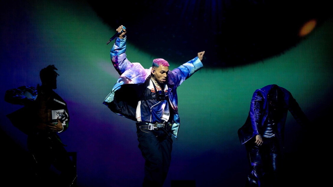 Chris Brown acusado de lesão corporal grave, julgamento acontece hoje