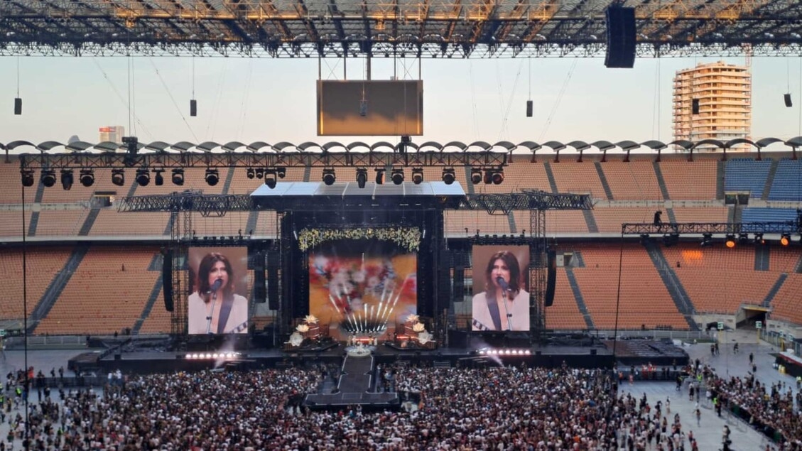 Elisa Green enche San Siro de flores e plantas