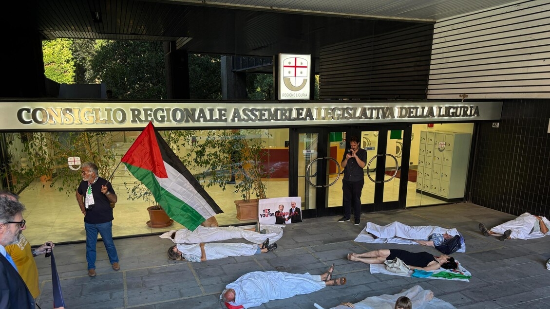Flash mob for Gaza in front of the Ligurian regional council