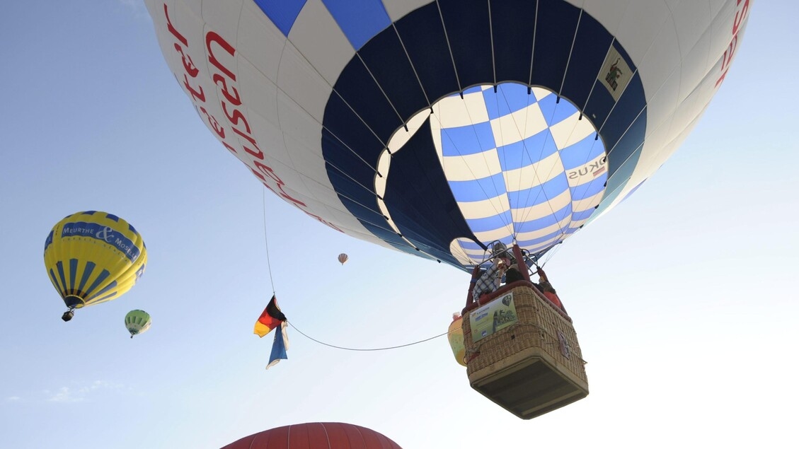 Dezenas de balões de ar quente nos céus da França para o encontro Enenvol