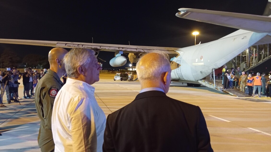 Tajani verwelkomt zes kinderen uit Gaza in Ciampino