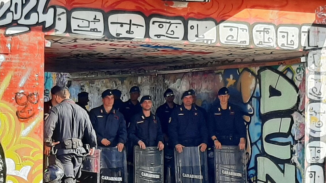 Milano: Leoncavallo sosyal merkezinde tahliye çalışmaları sürüyor