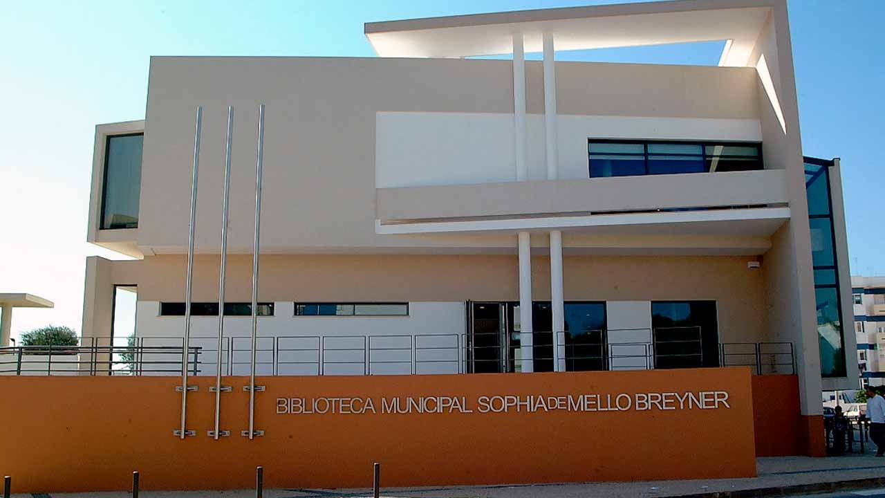 Guilherme d'Oliveira Martins dona cientos de libros a la Biblioteca Municipal de Loulé