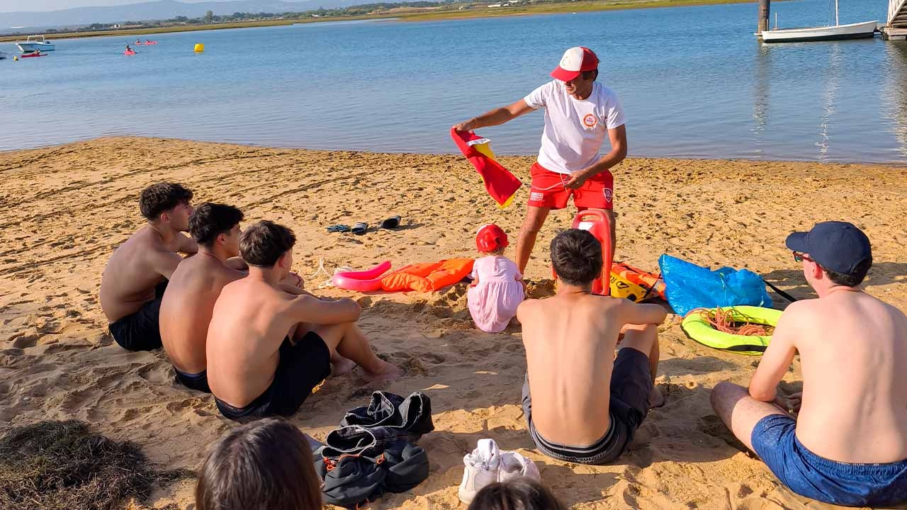 La Gaviota Roja concientizó sobre la seguridad acuática en el Encuentro de Jóvenes del Algarve