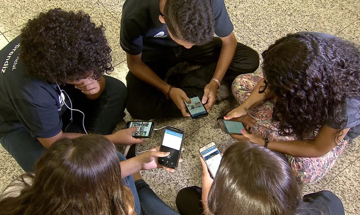 I social media alimentano i problemi di salute mentale negli adolescenti, afferma uno studio