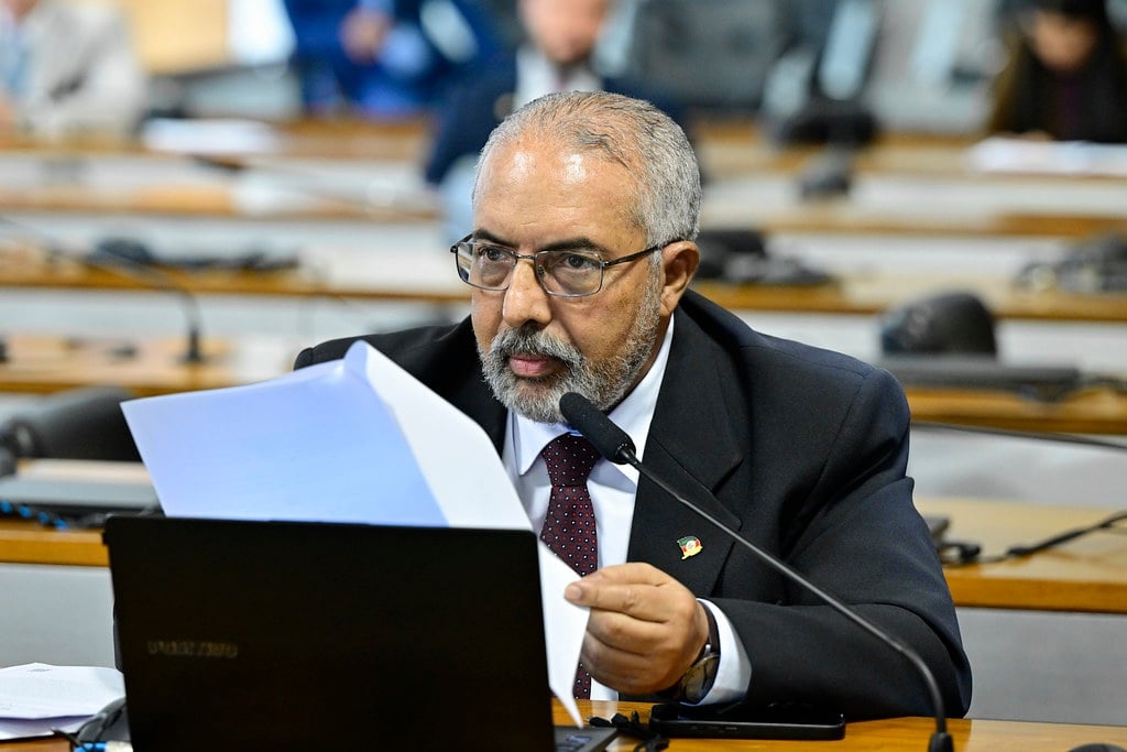 Comissão do Senado aprova exigência de assinatura em papel para que idoso contrate empréstimo