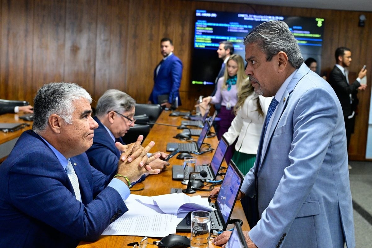 La votazione del rapporto finale del CPI das Bets inizia con un'accesa discussione tra il dottor Hiran e Eduardo Girão